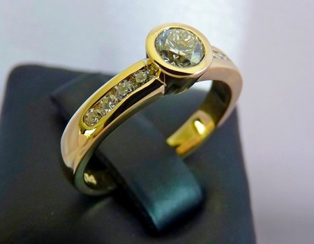 custom-made-diamond engagement ring silverstone jewellery